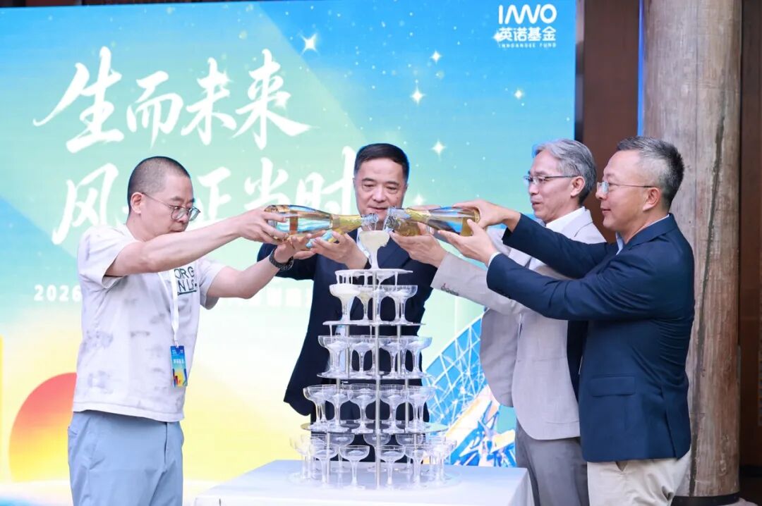 图片包含 人, 建筑, 男人, 站
AI 生成的内容可能不正确。